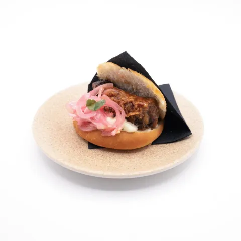 Salaílla de costilla crujiente gochujang con cebolla morada encurtida y alioli de cilantro