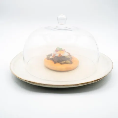 Salaílla artesana de habas de la Vega de La Zubia con carrillera de vaca pajuna de Sierra Nevada, crujiente de jamón serrano y humo de encina y laurel