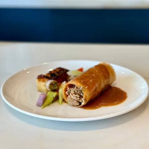Guiso de costilla de cerdo ibérica a baja temperatura con milhoja de queso provolone y berenjena china en escabeche