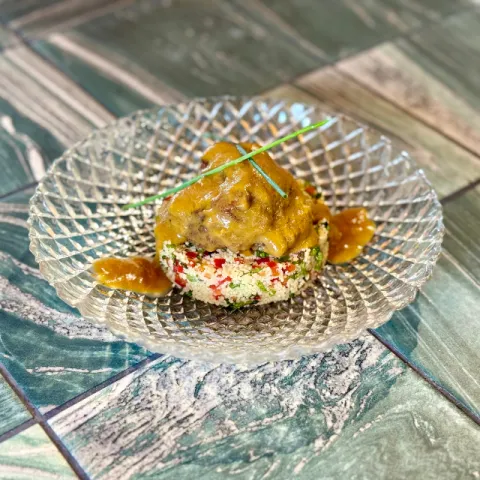 Carrillada ibérica con salsa de vino tinto con cebolla y zanahoria con base de tabulé