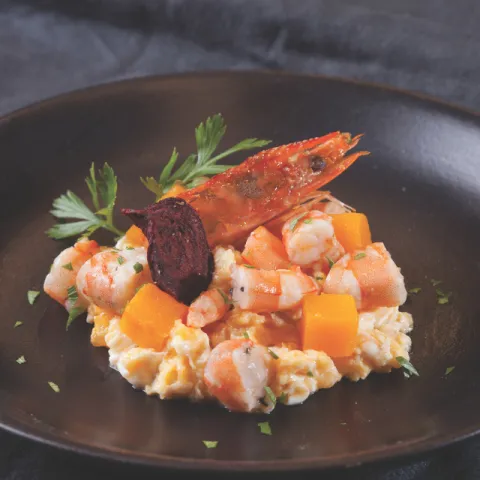 Revuelto de calabaza con langostino y chips de boniato