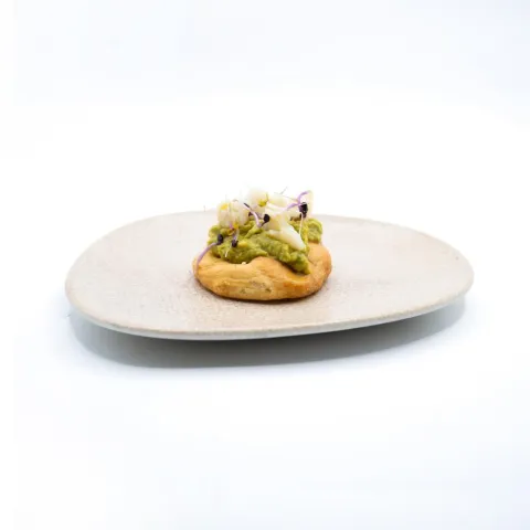 Salaílla con aguacate de motril, bacalao confitado en aove y queso de las 3R