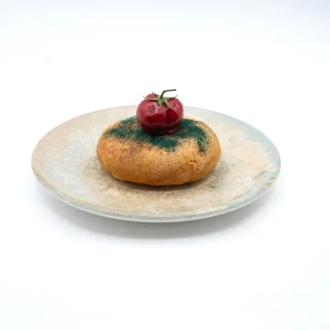 Falso tomate cherry de pate de perdiz con gelatina de naranjas del Valle y mango de la costa tropical