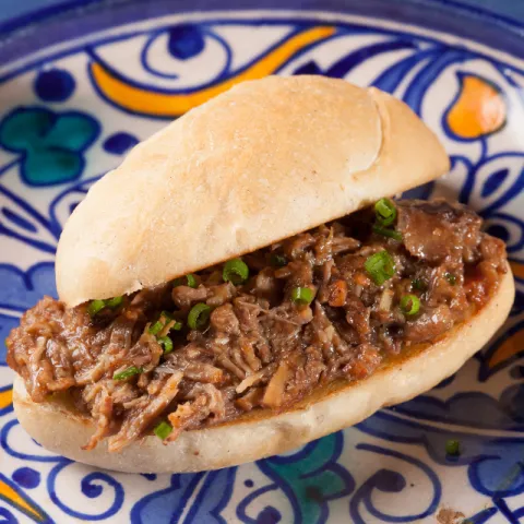 Fricandó de la abuela con cebolla, zanahoria, vino rancio y setas.