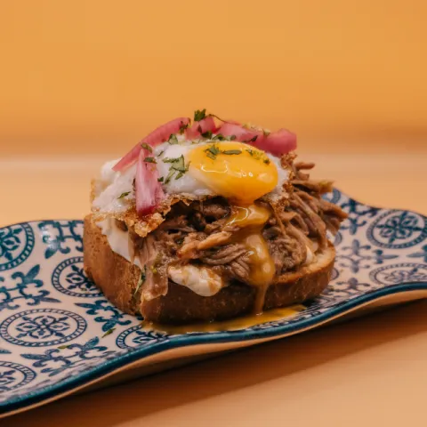 Pan brioche con falda guisada, especies africanas y huevo de codorniz. 