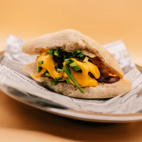 Albóndigas en salsa africana, presentada en pan de minichapata. 