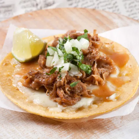 Taco mexicano de birria marinada con vermut de Reus cocinada muy lentamente.