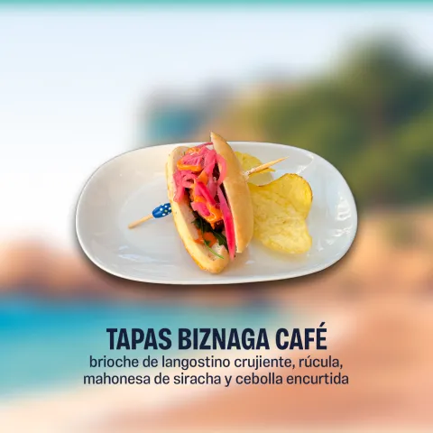 Brioche de langostino crujiente. rúcula, mahonesa de sriracha y cebolla encurtida