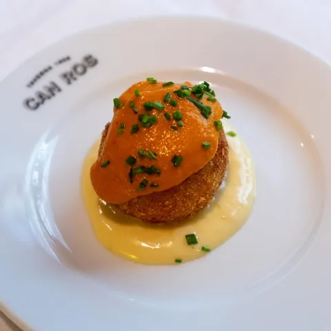 Bomba de elaboración propia a base de patata y rellena de carne de cerdo y ternera. Con alioli y salsa de tomate picante. Precio: 6,00 €