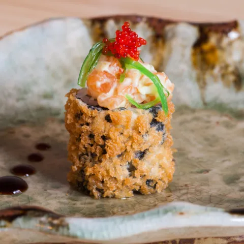 Maki crujiente de salmón con tartar de aguacate y salmón