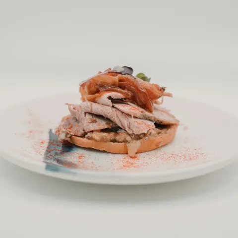 Zona C. Hay experiencias que merecen vivirse desde el mejor sitio. La suavidad de la berenjena, el sabor del cerdo y el toque dulce de la cebolla caramelizada se unen en una tapa protagonista, de las que se disfrutan desde el primer bocado hasta el último aplauso.