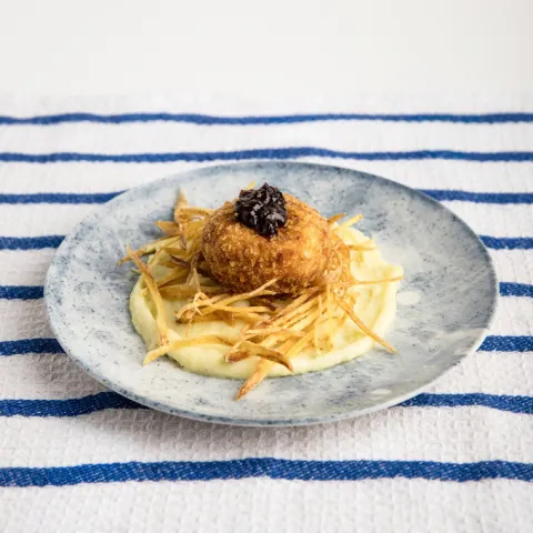 Tapa Pota Blava. Croqueta de Pota Blava en nido de patata.