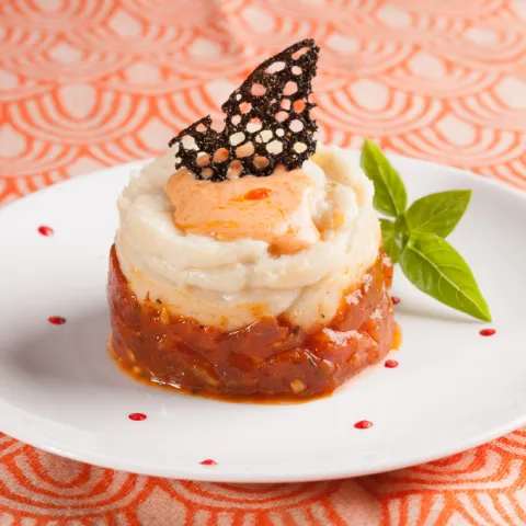 Timbal de tomàquet Raf confitat amb brandada de bacallà i allioli de pebrots del piquillo.