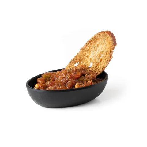 Tonyina, ajo, pimientos, piñones, tomate y AOVE