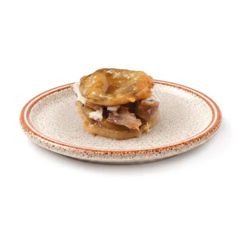 Berenjena en tempura con secreto y queso de cabra