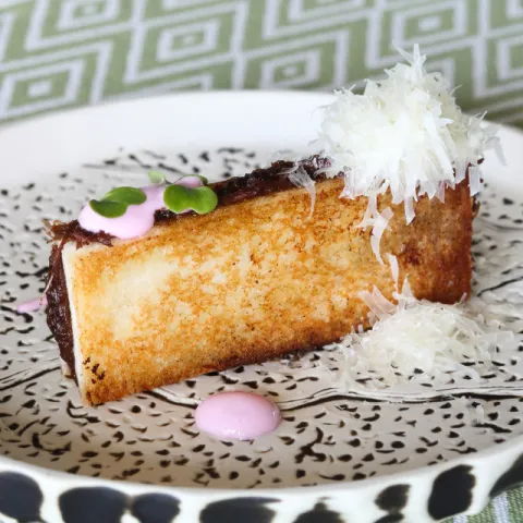 Sándwich de pan brioche, carrillera de ternera asada, nube de queso madurado y emulsión de vino tinto