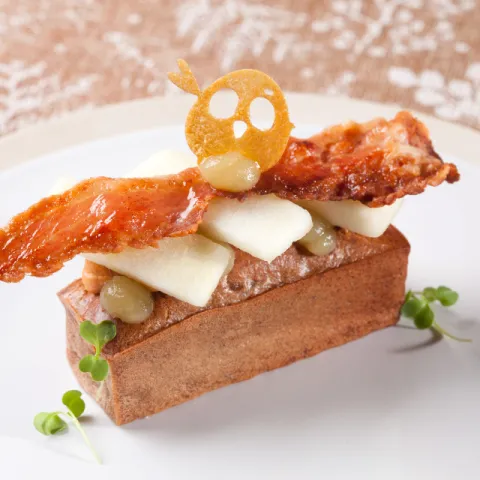 Brownie salado de papada ibérica con avellanas de Reus y texturas de manzana ácida.
