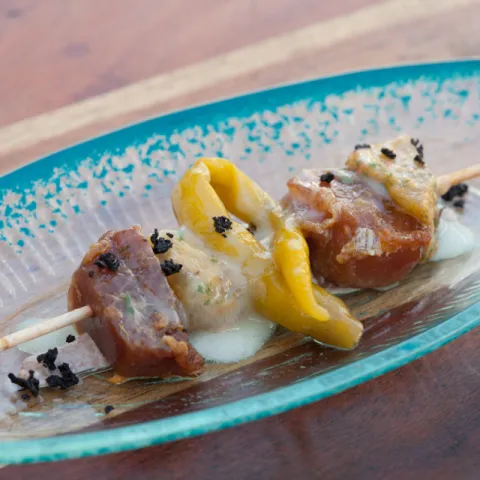 Atún marinado, berenjena en conserva, mayonesa de olivada con crema de piparra y grumos de aceituna negra