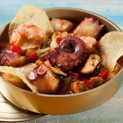 Lata de mejillones, pulpo, gamba y aceitunas, vinagreta escabechada de vermut y patatas chips.