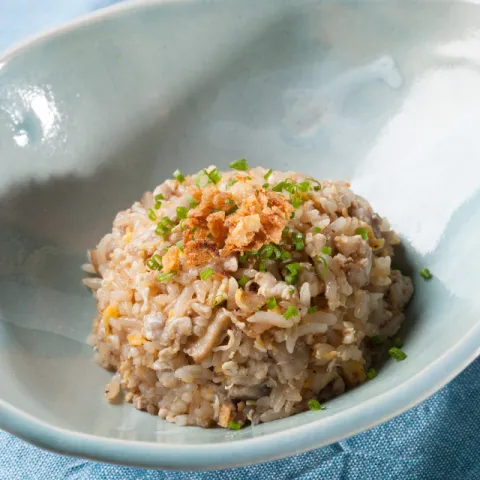 Sofrito de champiñones con carne y huevos salteados con arroz jazmín.