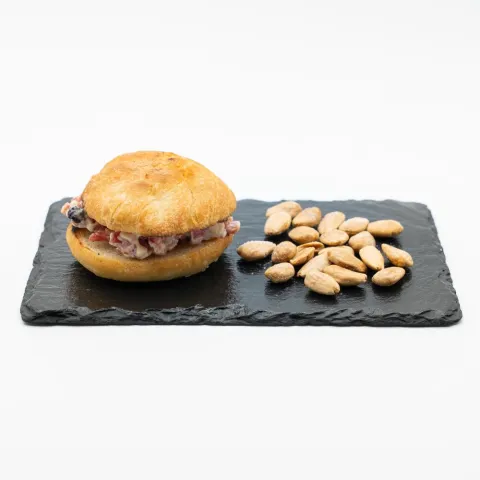  Salaílla con tartar de salchichón.