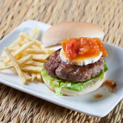 Minihamburguesa de carne de ternera, lechuga, tomates cherry caramelizados y queso de cabra.