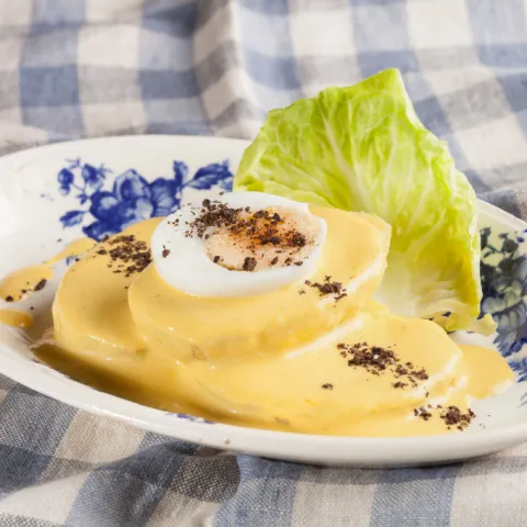 Un clàssic del Perú: patates tendres cobertes amb una cremosa salsa huancaína elaborada amb ají groc i formatge fresc.