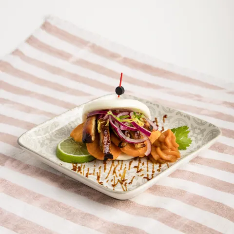 Tapa Pota Blava. Bao de Pota Blava lacado con salsa hoisin y boniato frito. 