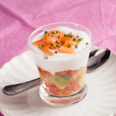 Base de guacamole, salsa de iogurt i salmó.