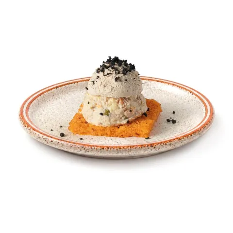 Ensaladilla rusa sobre tosta de pimiento asado