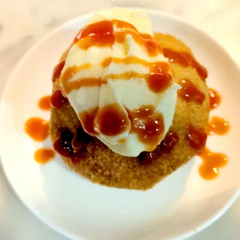 Bomba de patata rellena de carne al estilo tradicional. Degustación en la barra y en las ventanas con barra. Precio: 5,00 €