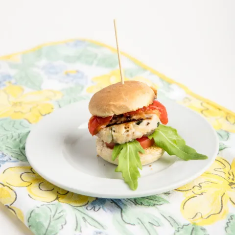 Tapa Pota Blava. Tostada con hamburguesa de Pota Blava, pimiento verde a la brasa y tomate del Parque Agrario.