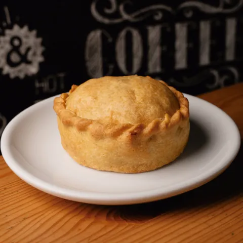 Empanada de pollo y cebolla morada