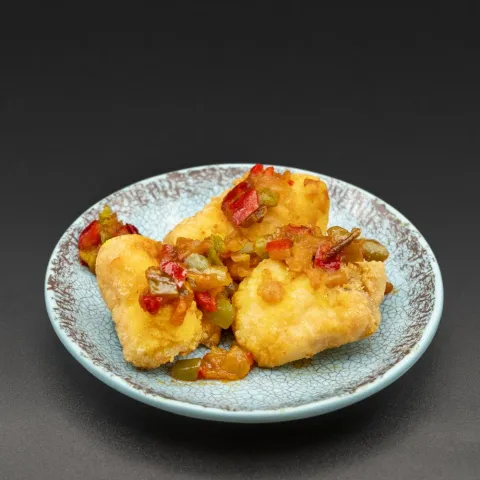 Bacalao rebozado y frito con un poco de tabernero por encima. 