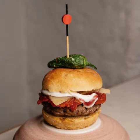 Minibrioix farcit de carn de vedella 100 %, formatge de Maó, sobrassada i confitura de figues