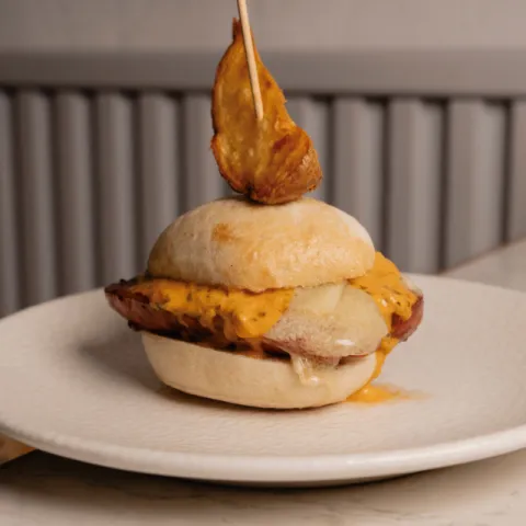 Minillonguet del Fornet, chorizo 100 %, ternera, chimichurri y queso Mahón