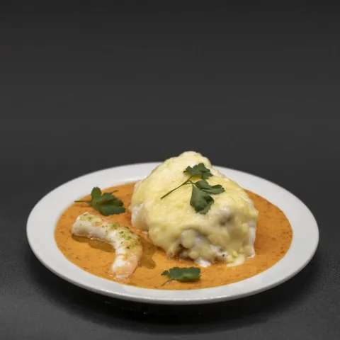 Bacalao gratinado con salsa de pimientos del piquillo
