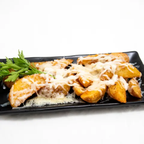 Patatas con queso Adiano extraviejo gratinado de nuestra granja, uno de los mejores del mundo, y salsa alioli