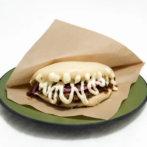 Pulled pork con cebolla morada encurtida y mayonesa cítrica de lima