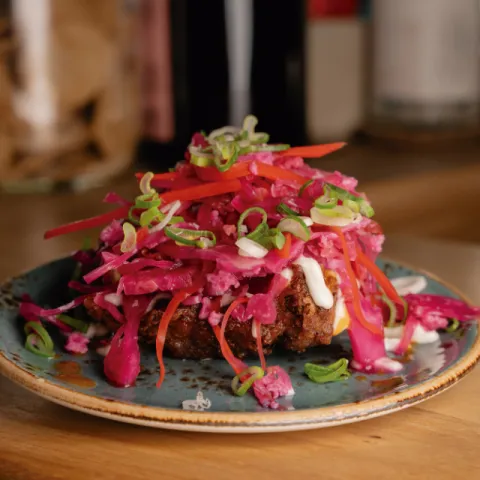 Raola de col lombarda y butifarrón de Cas Sereno, con toppings de alioli de limones confitados, chutney de tomates y lactofermentos 