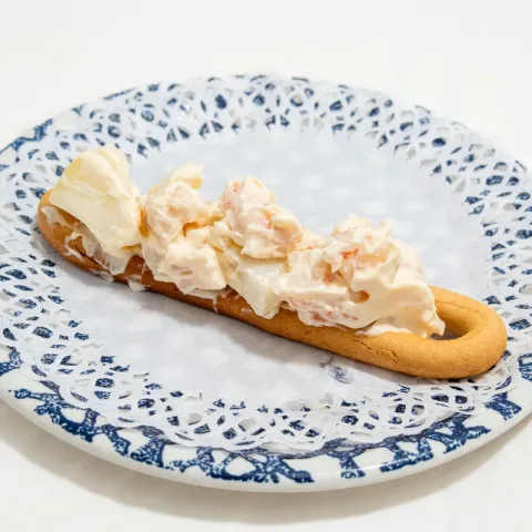 Nuestra tradicional marinera pero con suave ensaladilla casera de langostino