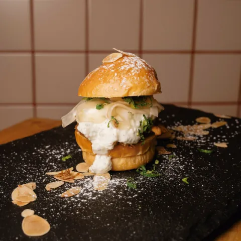 Miniburger de pollo a la moruna con crema tzatziki, hinojo encurtido y almendra