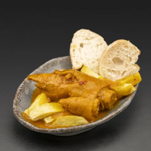Manitas de cerdo con salsa de almendras