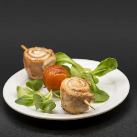 Pincho de rollitos de pollo y bacon con tomate cherry