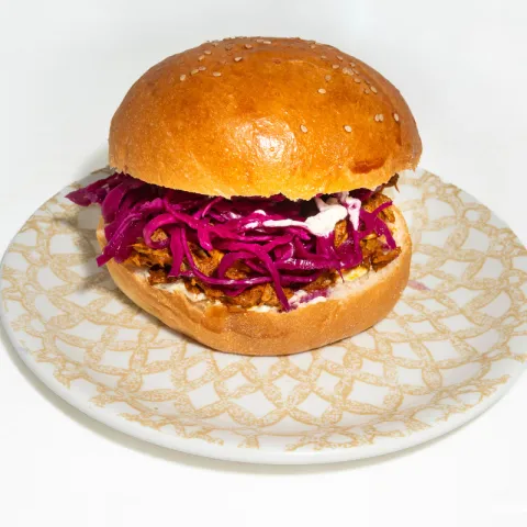 Nuestro pan brioche de mantequilla relleno de cochinita pibill