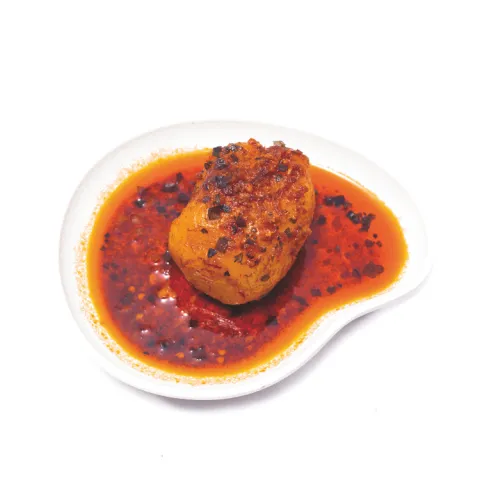 Patata del terreno en dos cocciones, con majado de pimentón y guindilla, rematada con sal de carbón y AOVE