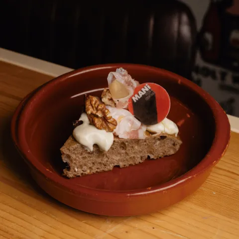 Pincho de manteca de pata negra, peras caramelizadas, sopa de gorgonzola, nueces tostadas y miel