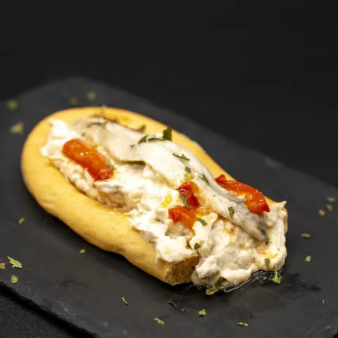 Rosquilla con ensaladilla rusa casera y boquerón en vinagre
