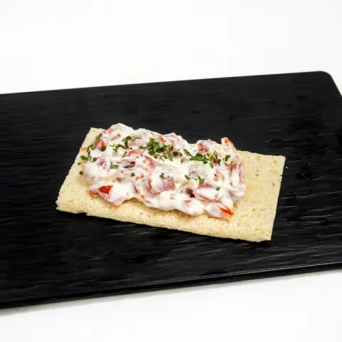 Tartar de ibéricos sobre tosta de arroz y maíz