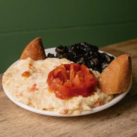 Picoteo de sepia con ensaladilla y pan